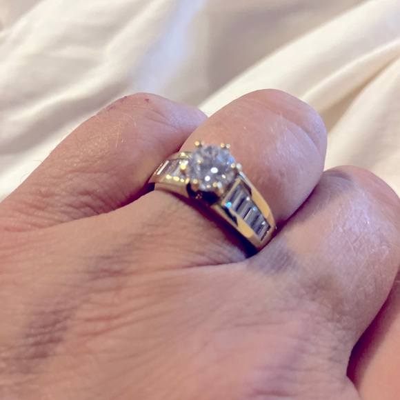 Sensational triple A quality cubic zirconia solitaire ring size 8 - Picture 4 of 6